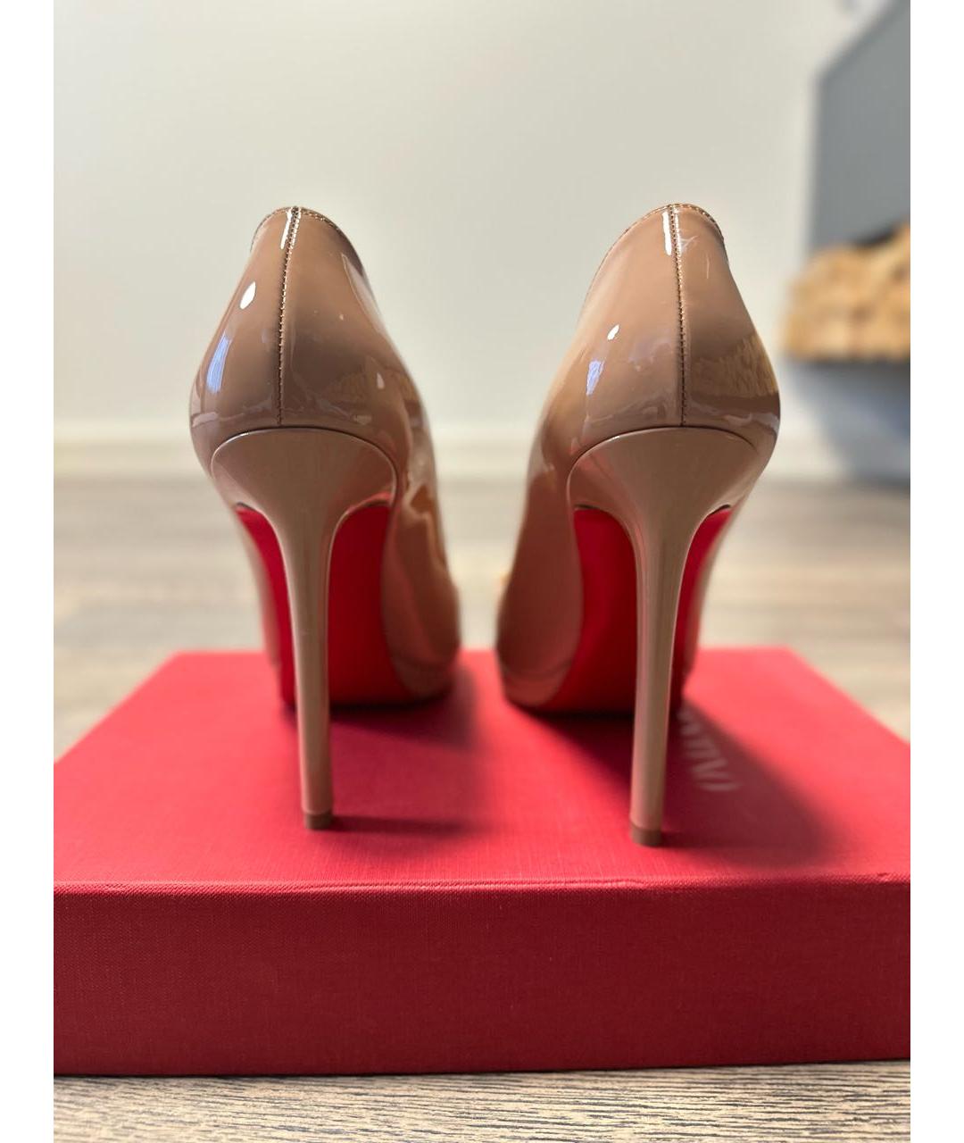 CHRISTIAN LOUBOUTIN Бежевые туфли из лакированной кожи, фото 3