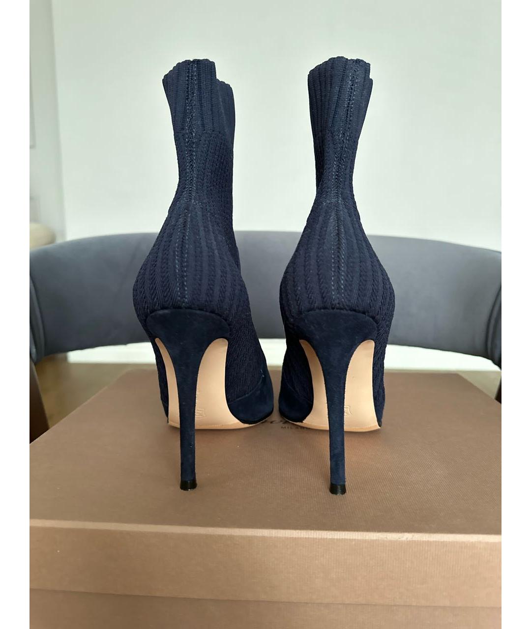 GIANVITO ROSSI Темно-синие замшевые ботильоны, фото 4