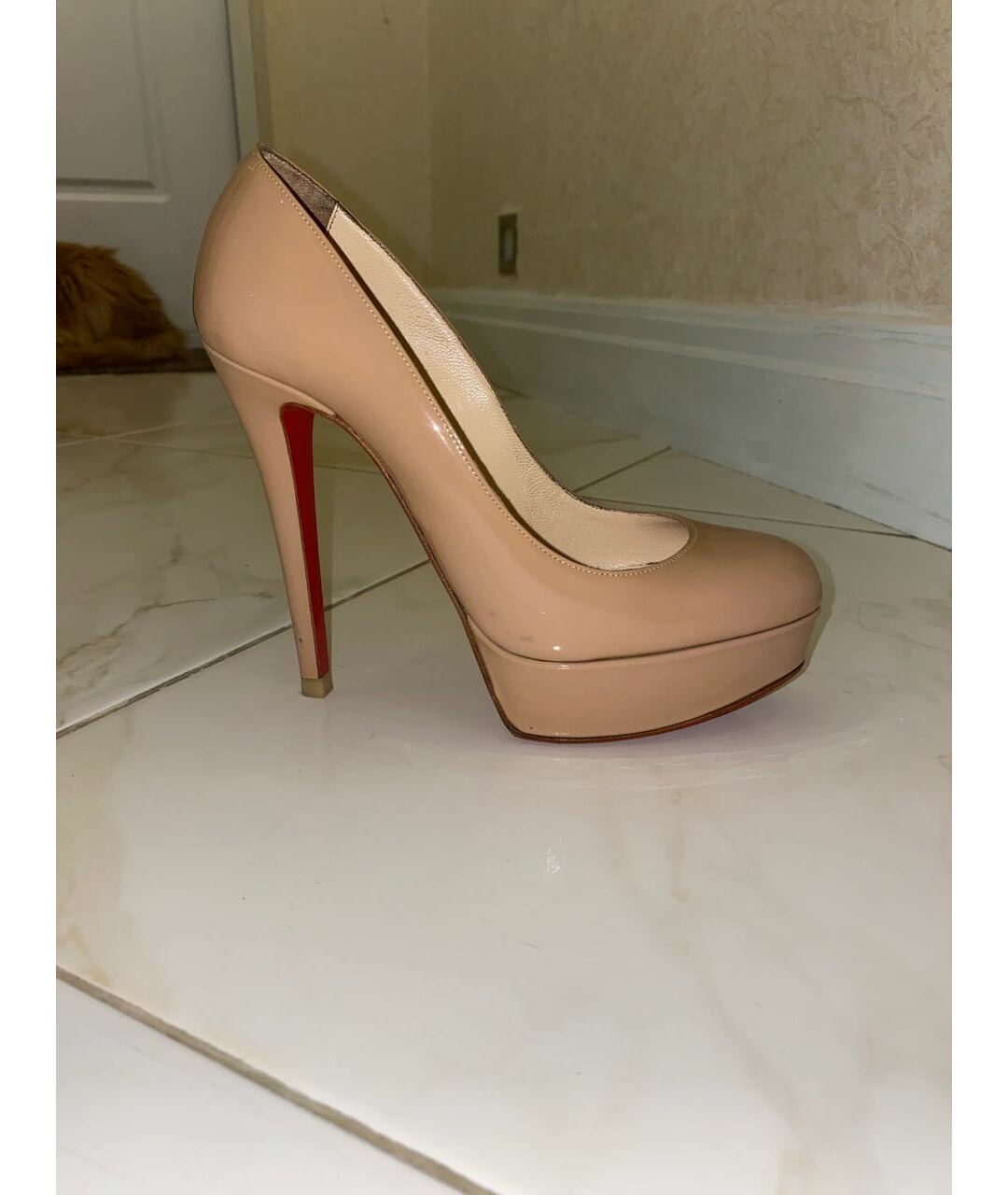 CHRISTIAN LOUBOUTIN Бежевые туфли из лакированной кожи, фото 6