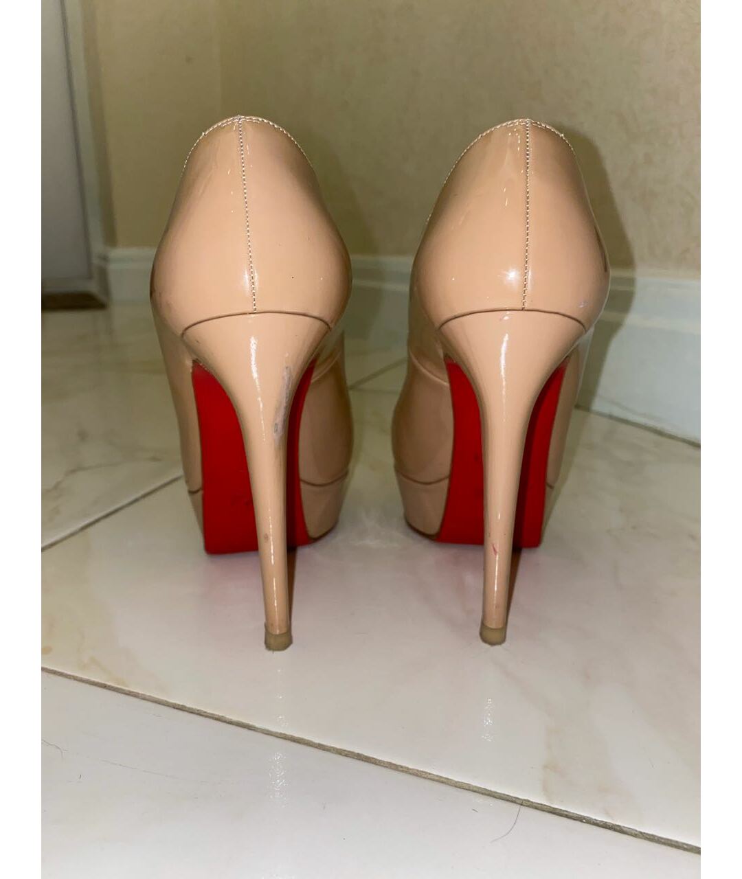 CHRISTIAN LOUBOUTIN Бежевые туфли из лакированной кожи, фото 4
