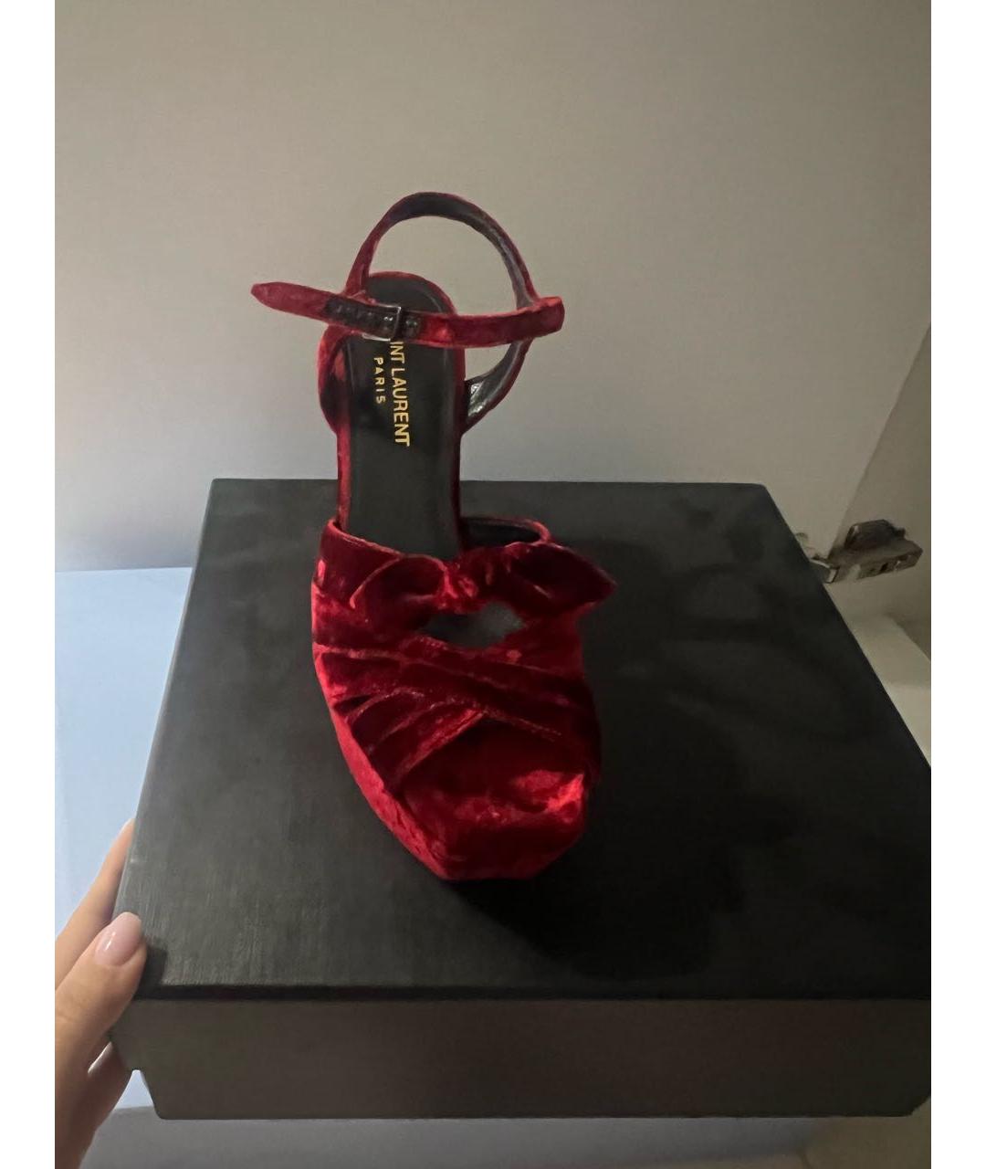 SAINT LAURENT Красные бархатные босоножки, фото 6
