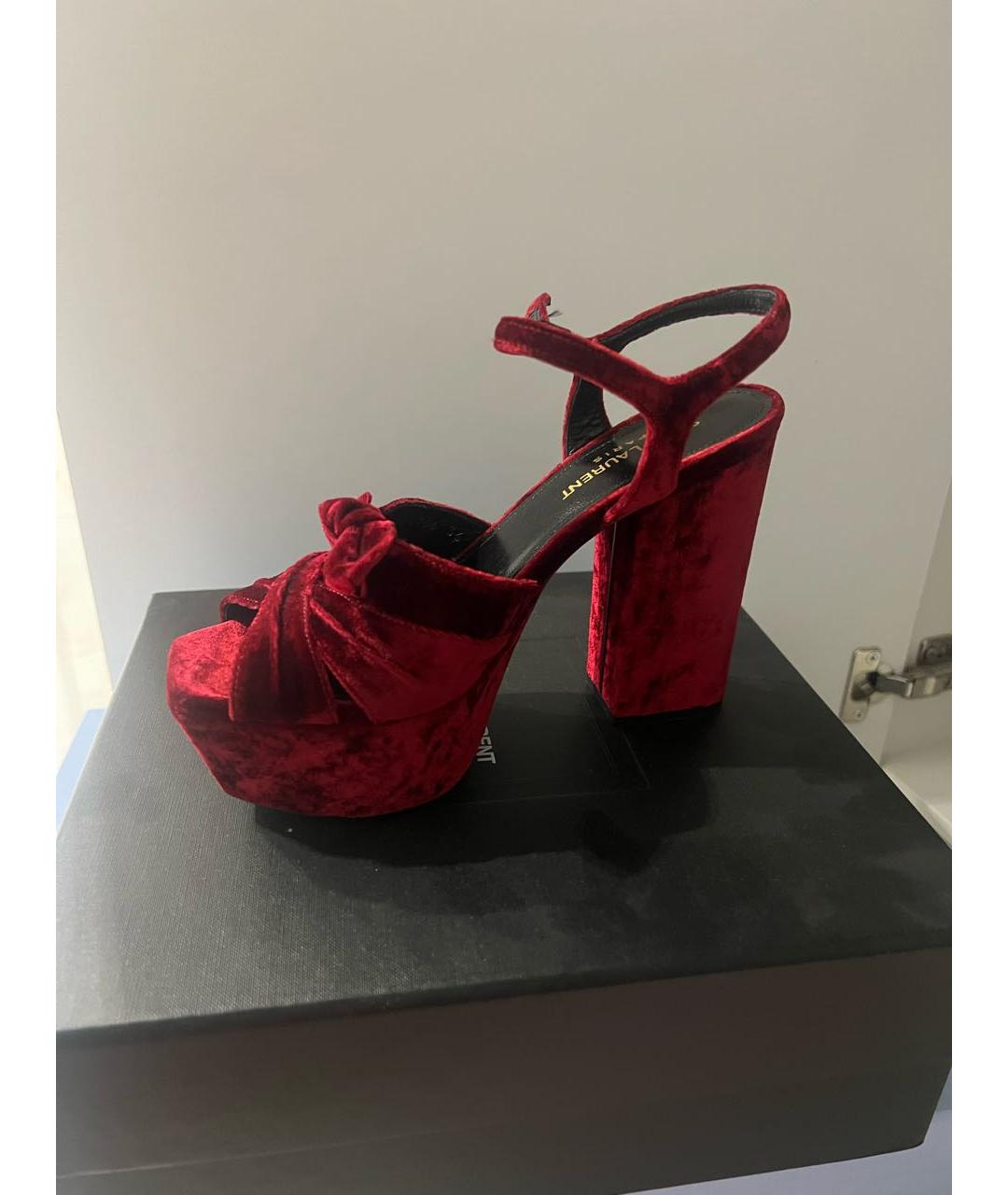 SAINT LAURENT Красные бархатные босоножки, фото 7