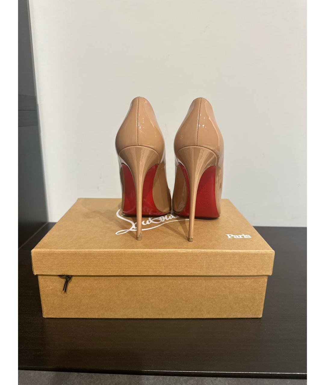 CHRISTIAN LOUBOUTIN Бежевые туфли из лакированной кожи, фото 4