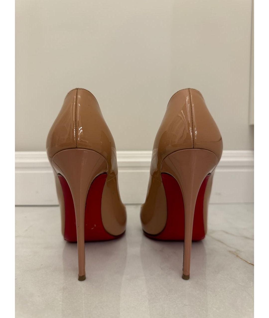 CHRISTIAN LOUBOUTIN Бежевые туфли из лакированной кожи, фото 4