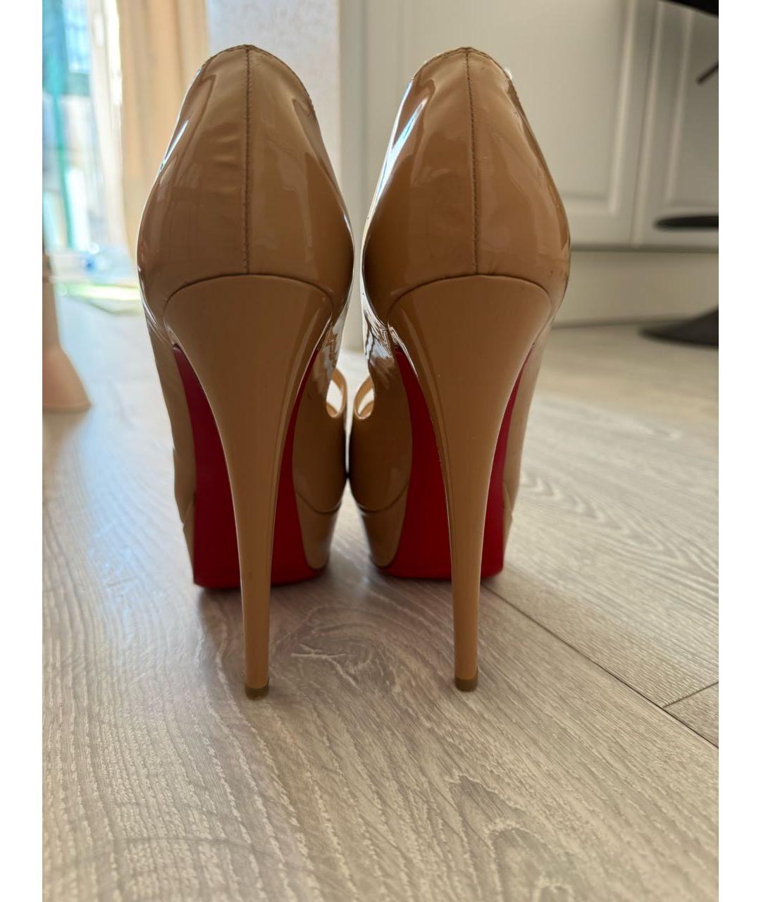 CHRISTIAN LOUBOUTIN Бежевые босоножки из лакированной кожи, фото 4