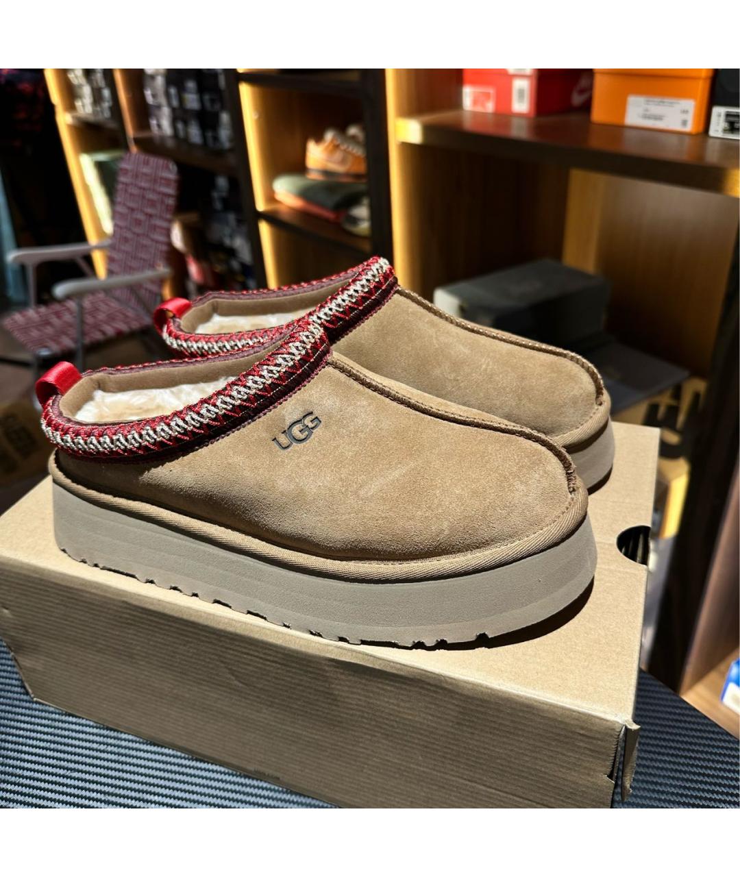 UGG AUSTRALIA Коричневые замшевые мюли, фото 2