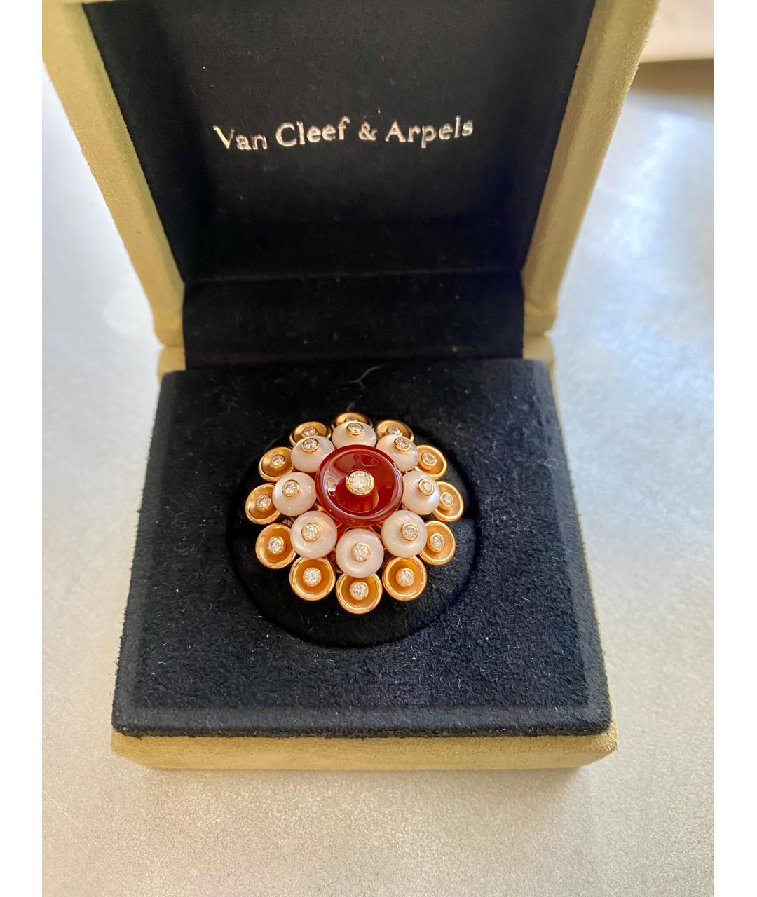 VAN CLEEF & ARPELS Бордовое кольцо из желтого золота, фото 3