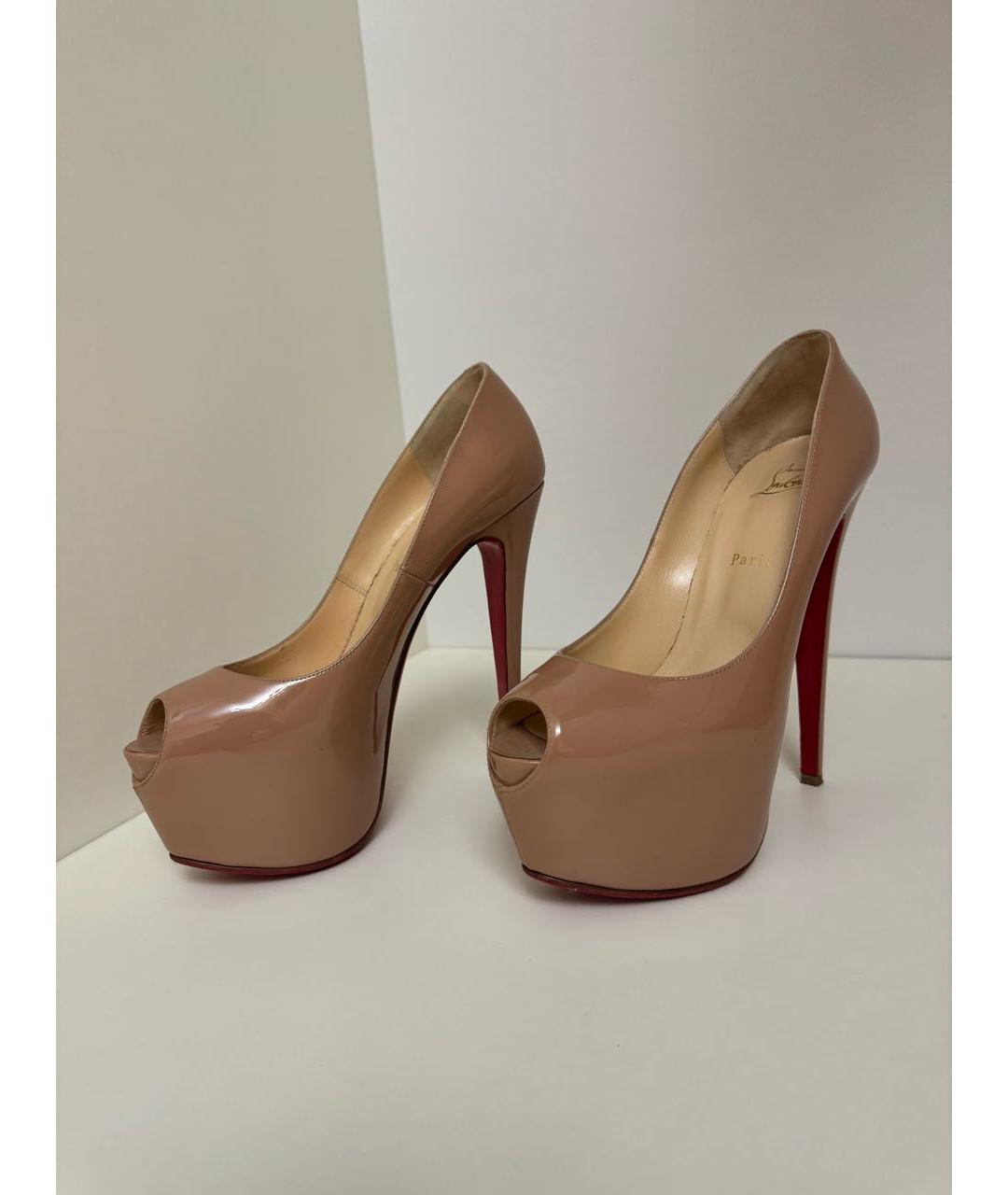 CHRISTIAN LOUBOUTIN Бежевые туфли из лакированной кожи, фото 3