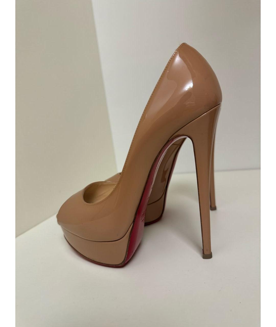 CHRISTIAN LOUBOUTIN Бежевые туфли из лакированной кожи, фото 6