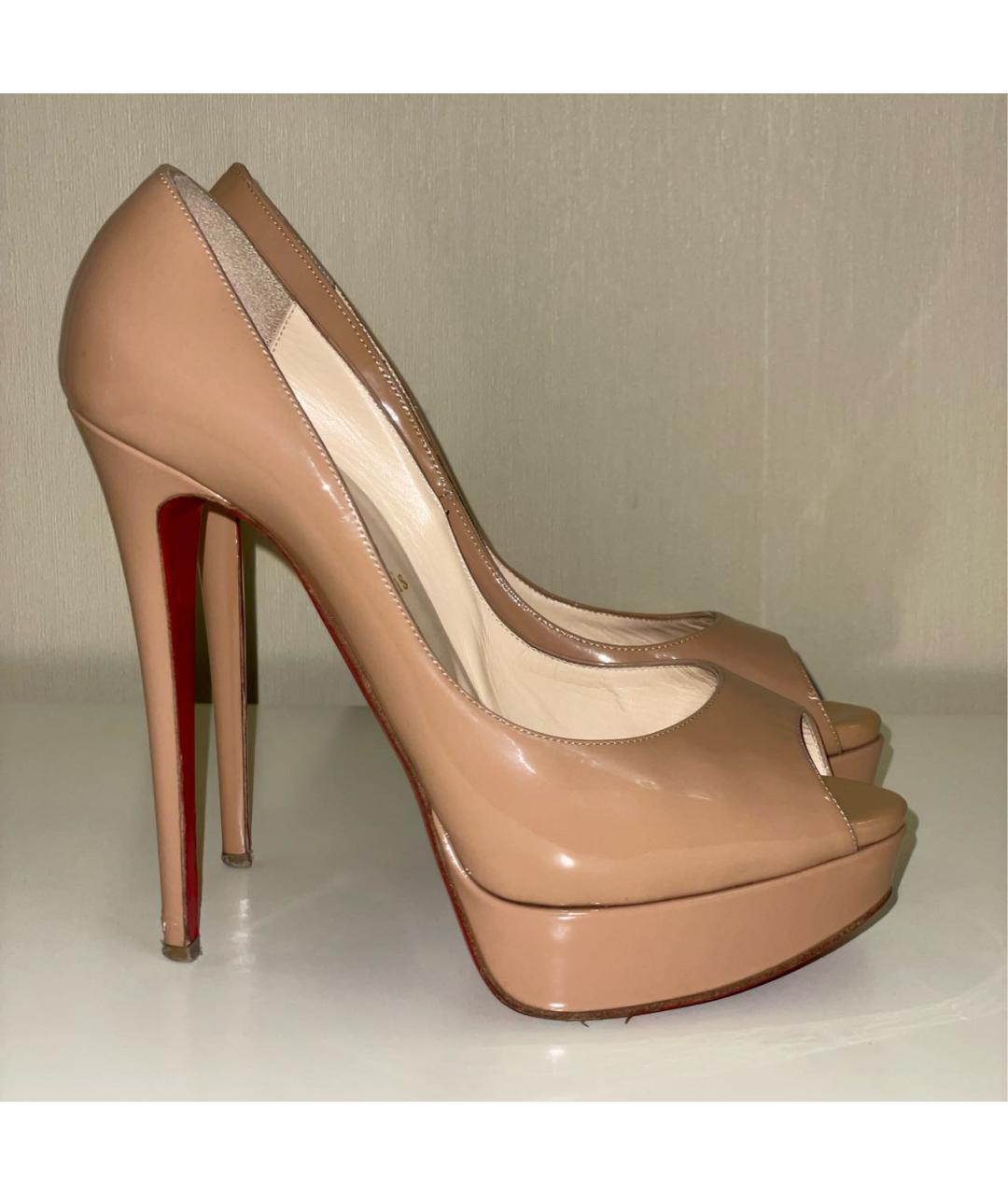 CHRISTIAN LOUBOUTIN Бежевые туфли из лакированной кожи, фото 6