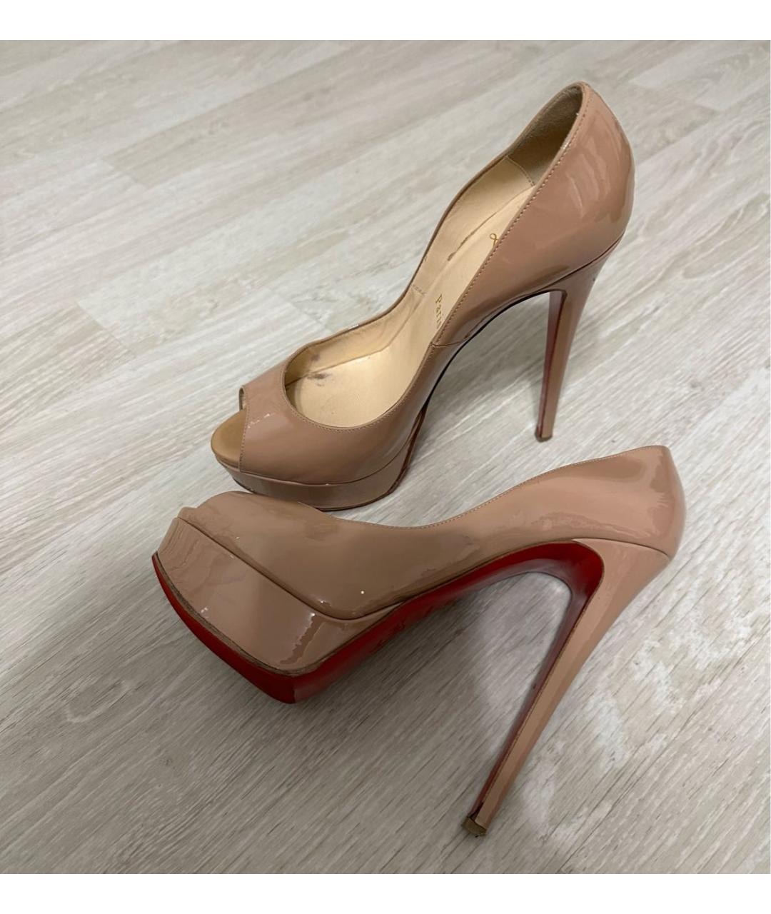 CHRISTIAN LOUBOUTIN Бежевые туфли из лакированной кожи, фото 2