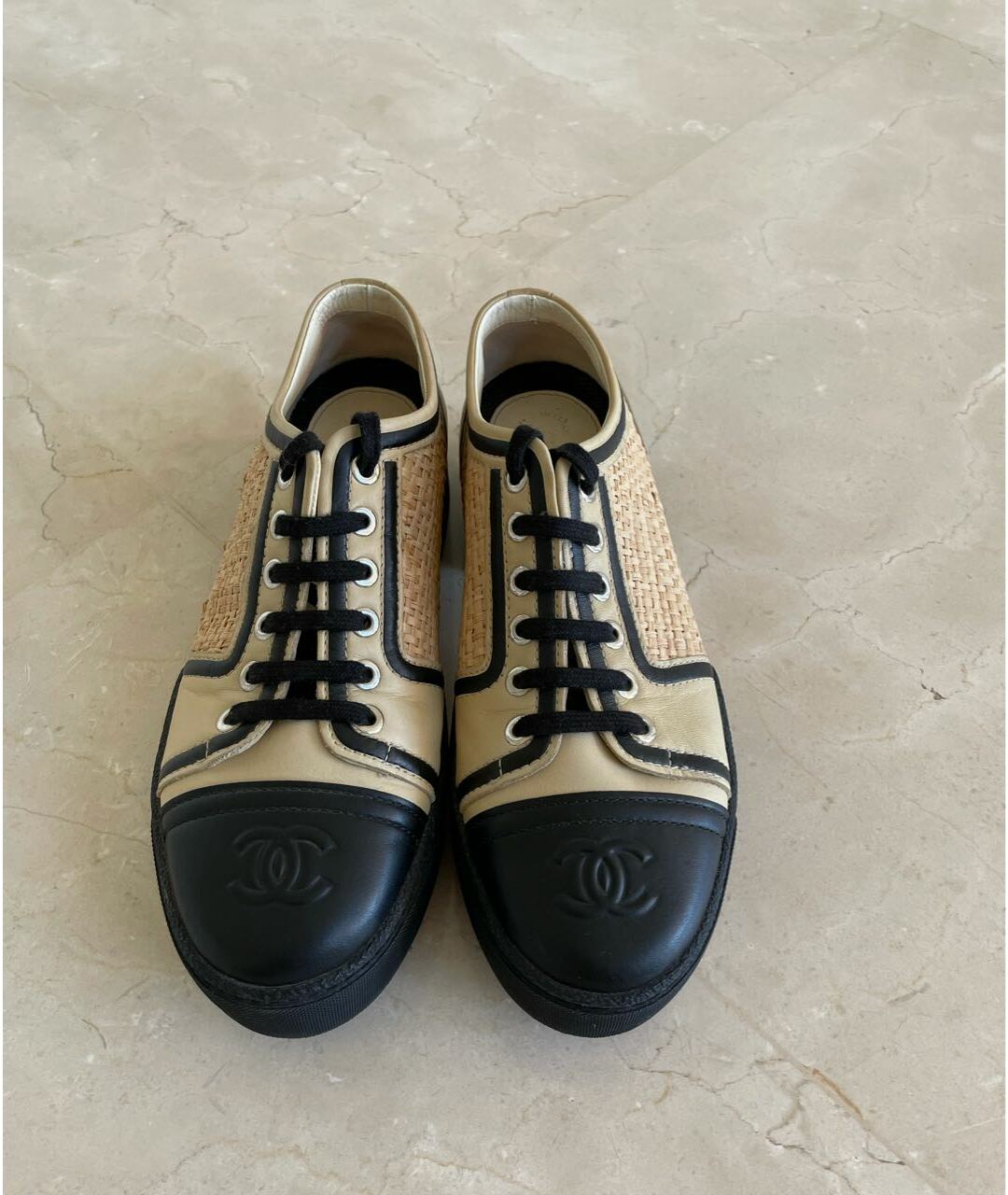CHANEL PRE-OWNED Бежевые кожаные кроссовки, фото 2