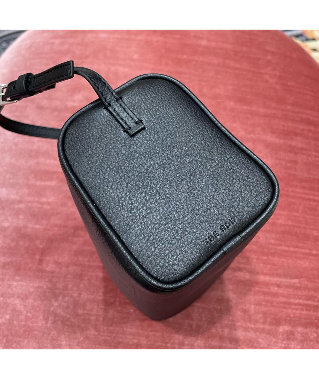 THE ROW Черная кожаная сумка с короткими ручками, фото 5