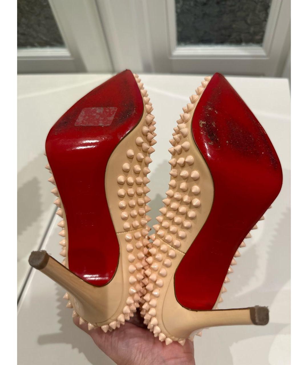 CHRISTIAN LOUBOUTIN Бежевые туфли из лакированной кожи, фото 5