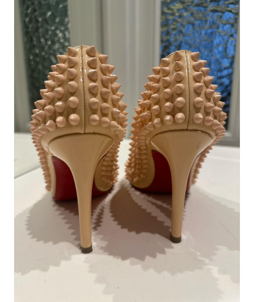 CHRISTIAN LOUBOUTIN Бежевые туфли из лакированной кожи, фото 4