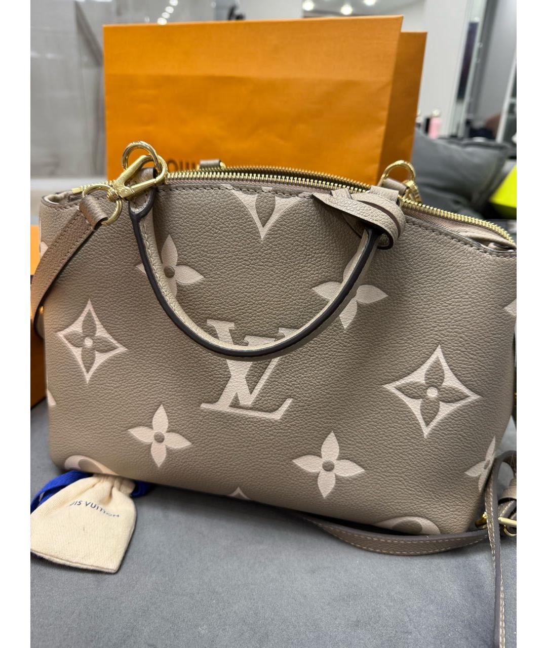 LOUIS VUITTON Бежевая кожаная сумка с короткими ручками, фото 3