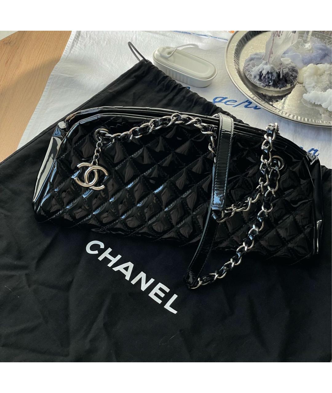 CHANEL Черная сумка через плечо из лакированной кожи, фото 2