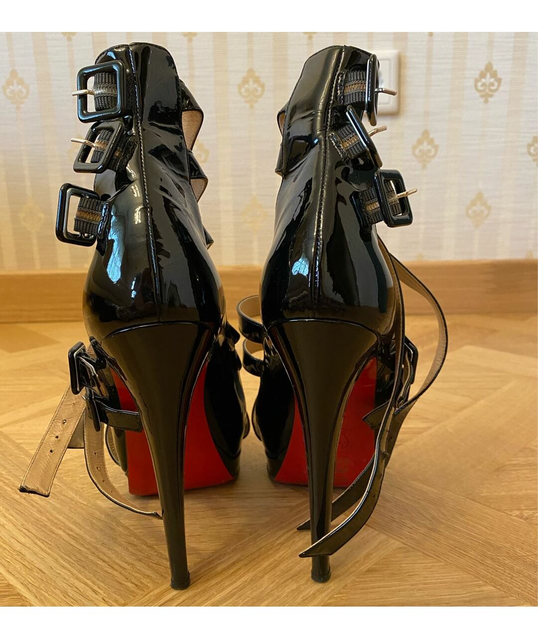 CHRISTIAN LOUBOUTIN Черные босоножки из лакированной кожи, фото 4