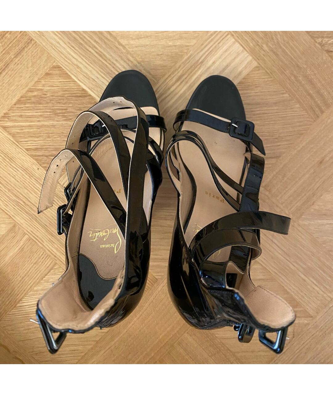CHRISTIAN LOUBOUTIN Черные босоножки из лакированной кожи, фото 3