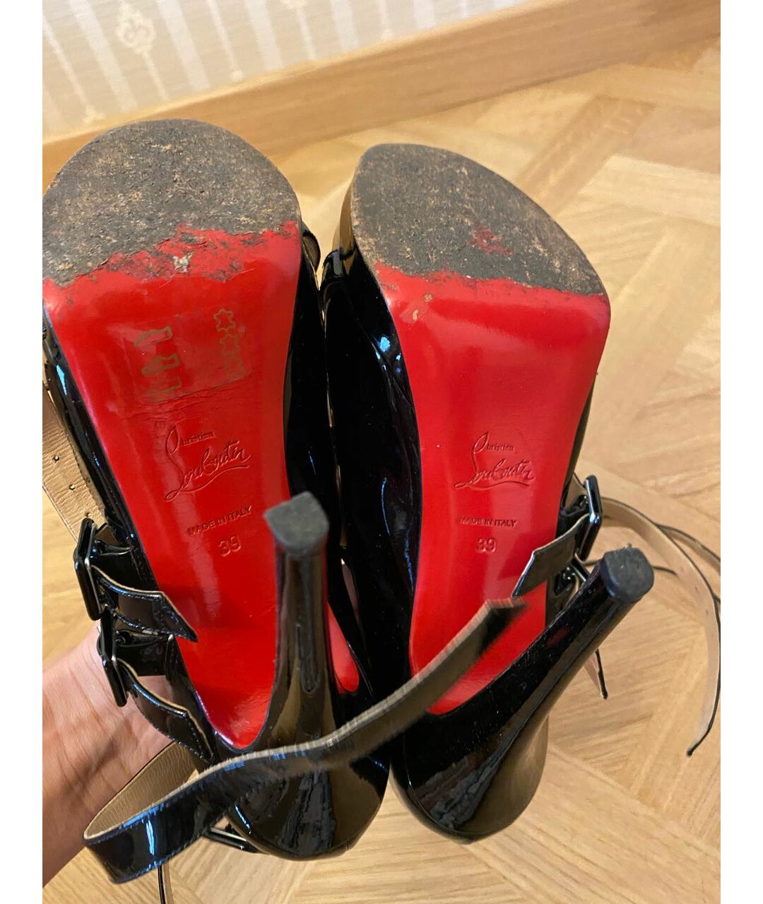 CHRISTIAN LOUBOUTIN Черные босоножки из лакированной кожи, фото 6