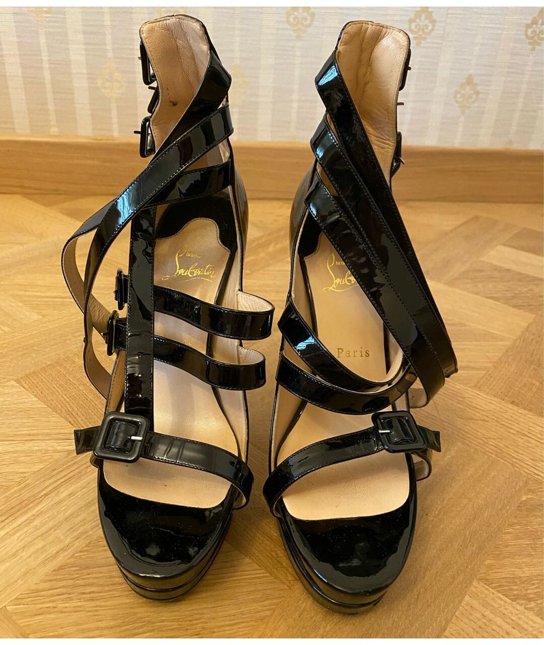 CHRISTIAN LOUBOUTIN Черные босоножки из лакированной кожи, фото 2