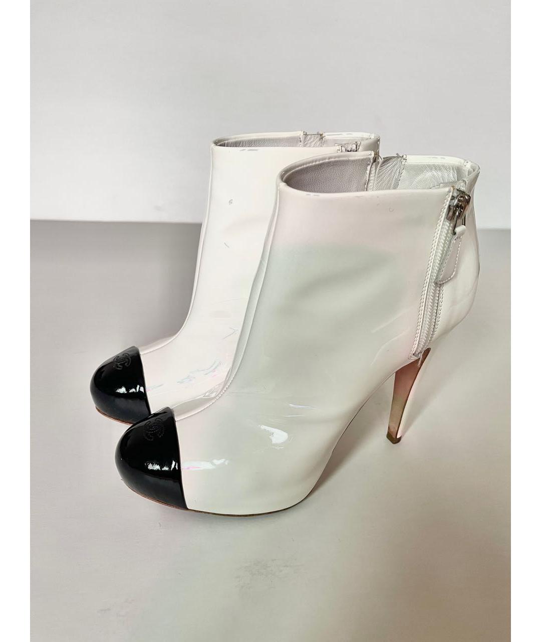 CHANEL Белые ботильоны из лакированной кожи, фото 5