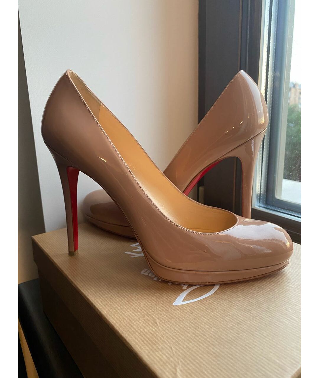 CHRISTIAN LOUBOUTIN Бежевые туфли из лакированной кожи, фото 5