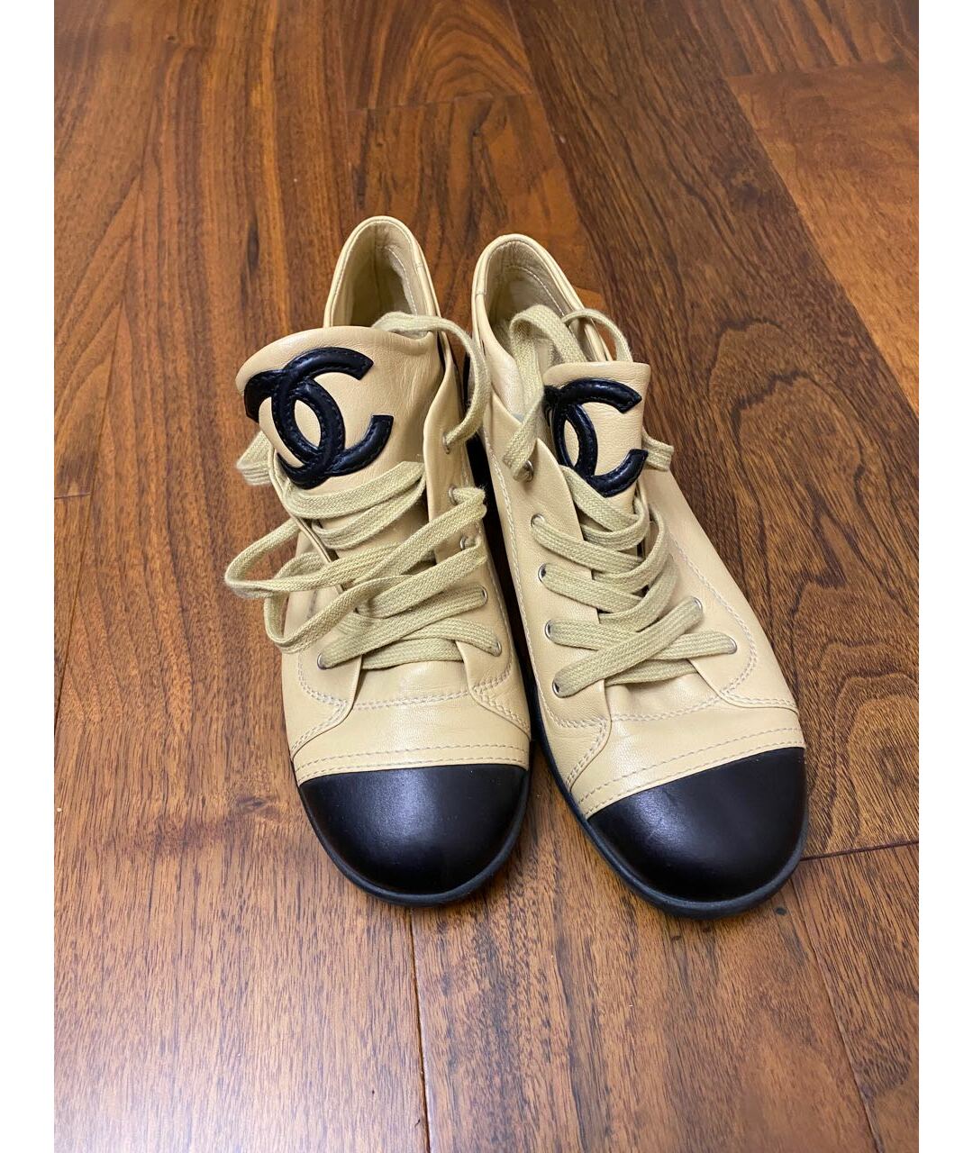 CHANEL PRE-OWNED Бежевые кожаные кеды, фото 2