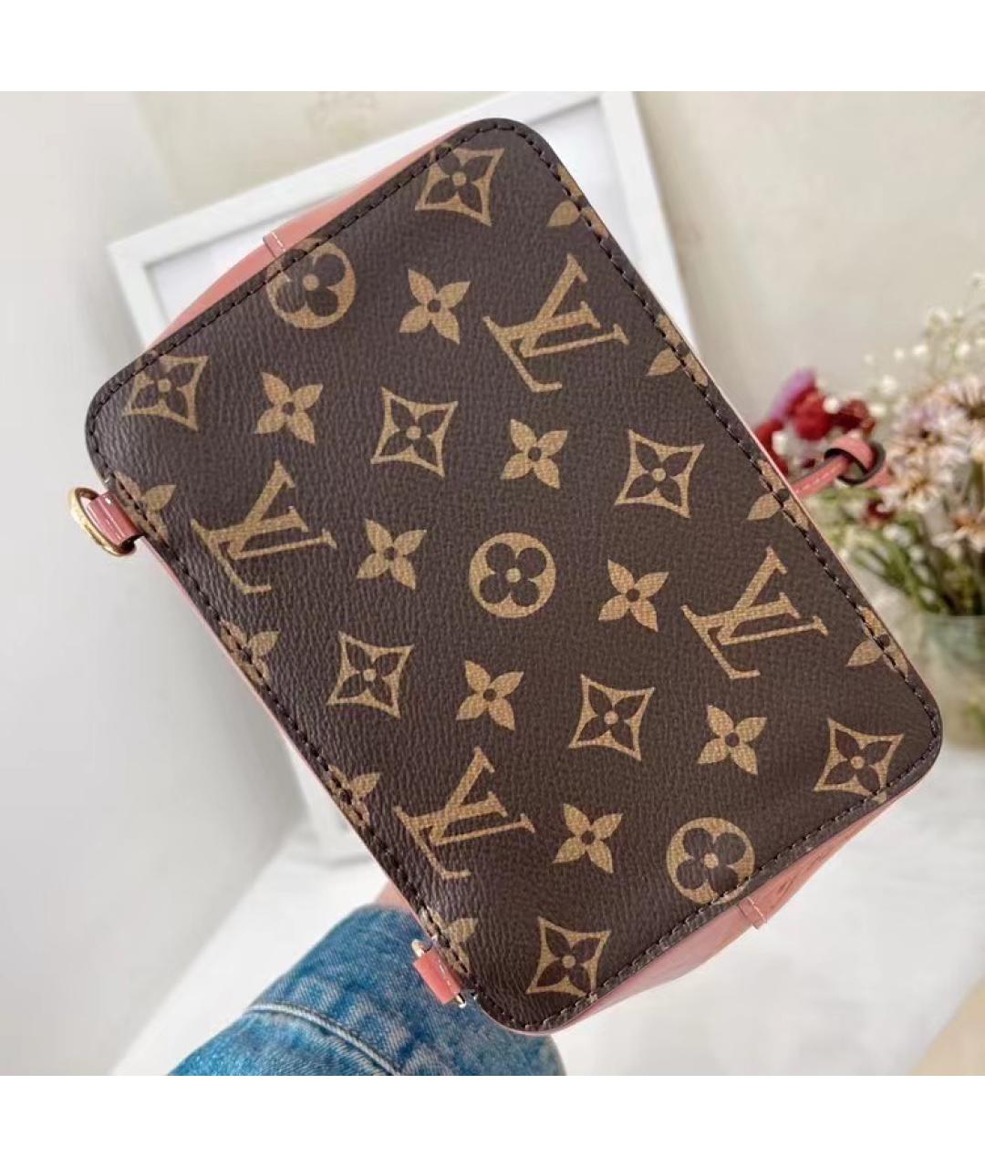 LOUIS VUITTON Розовый рюкзак из лакированной кожи, фото 3