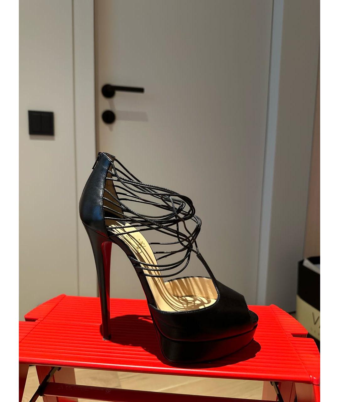 CHRISTIAN LOUBOUTIN Черные кожаные босоножки, фото 5