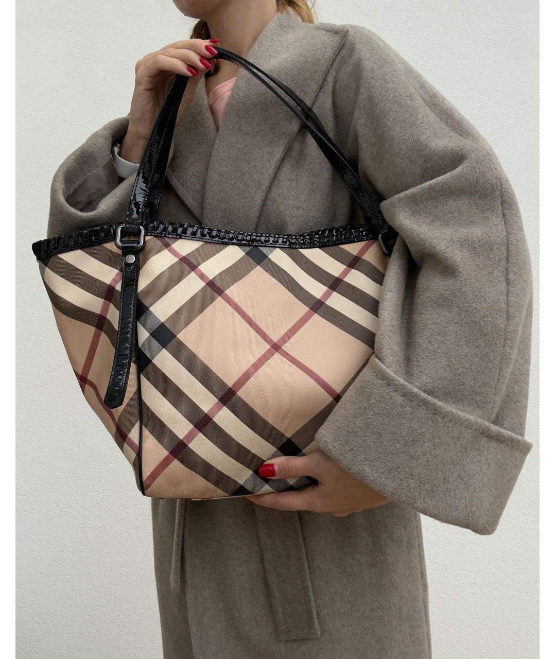 BURBERRY Бежевая сумка тоут из лакированной кожи, фото 5