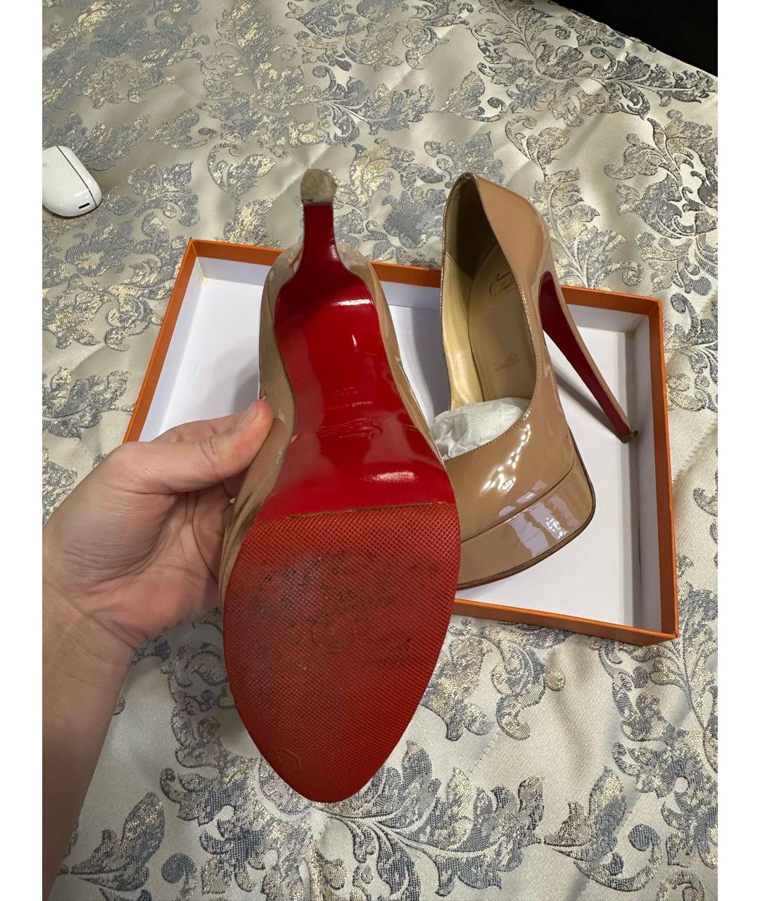 CHRISTIAN LOUBOUTIN Бежевые кожаные босоножки, фото 2