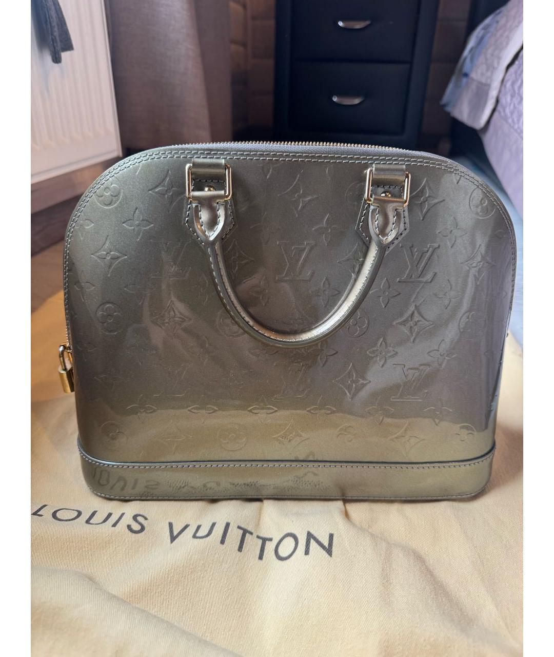LOUIS VUITTON Сумка с короткими ручками из лакированной кожи, фото 3