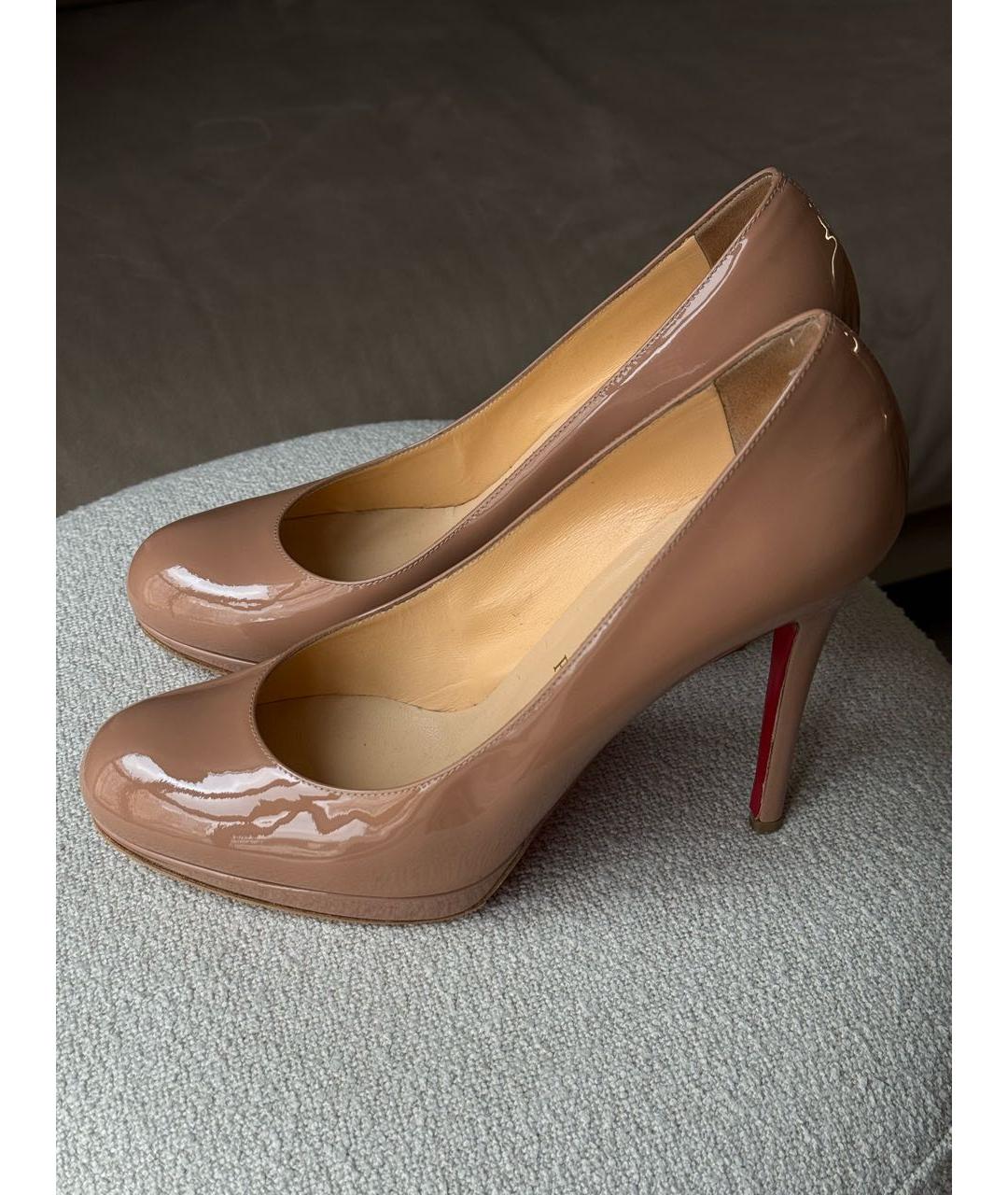 CHRISTIAN LOUBOUTIN Бежевые туфли из лакированной кожи, фото 8