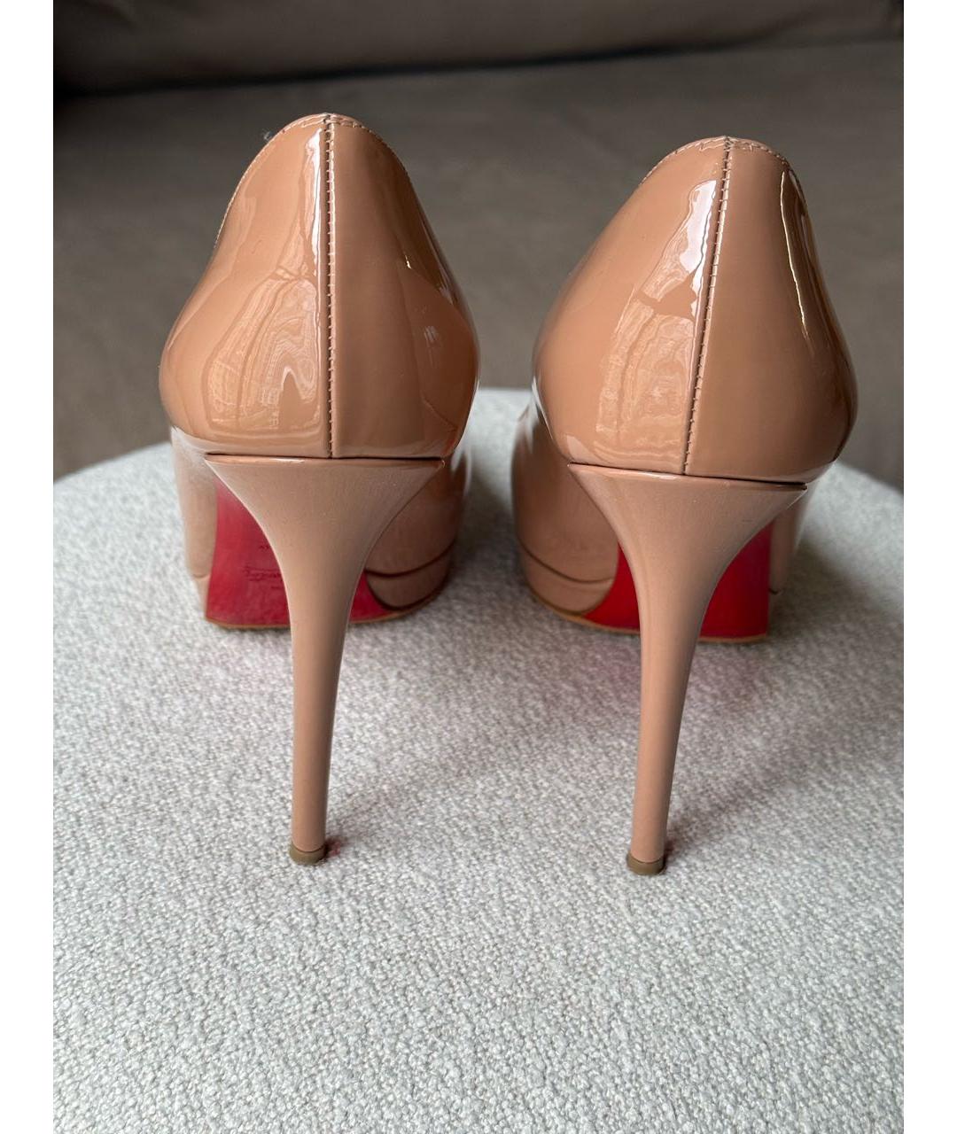 CHRISTIAN LOUBOUTIN Бежевые туфли из лакированной кожи, фото 4