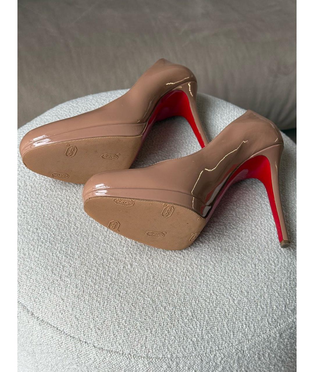 CHRISTIAN LOUBOUTIN Бежевые туфли из лакированной кожи, фото 7