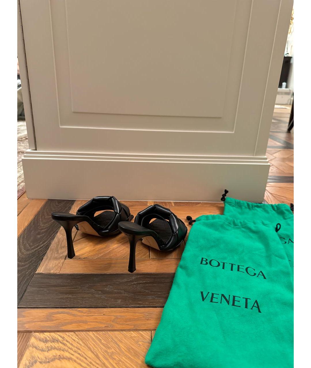 BOTTEGA VENETA Черные кожаные мюли, фото 4