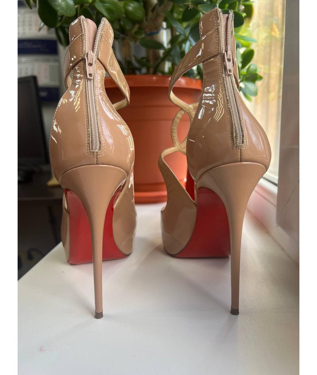 CHRISTIAN LOUBOUTIN Бежевые босоножки из лакированной кожи, фото 3