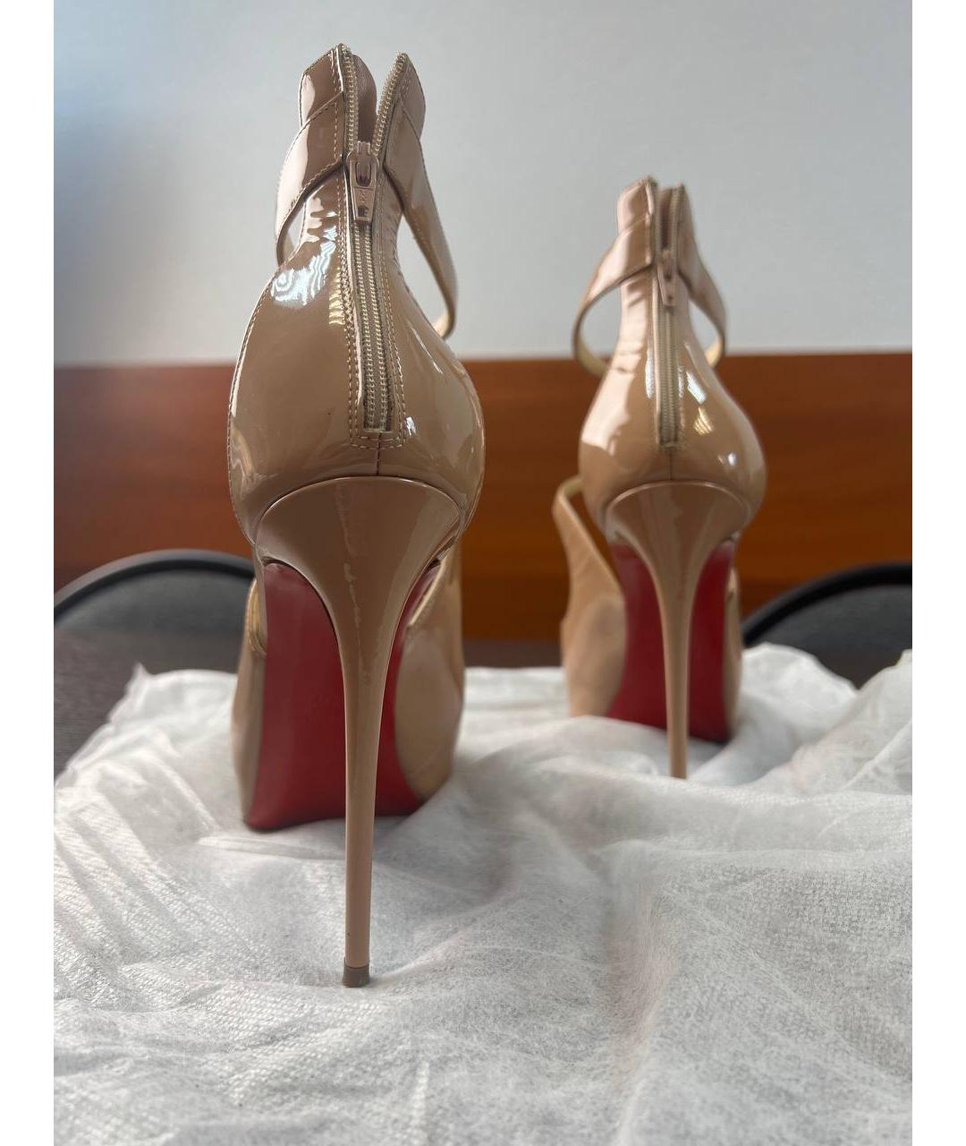 CHRISTIAN LOUBOUTIN Бежевые босоножки из лакированной кожи, фото 6