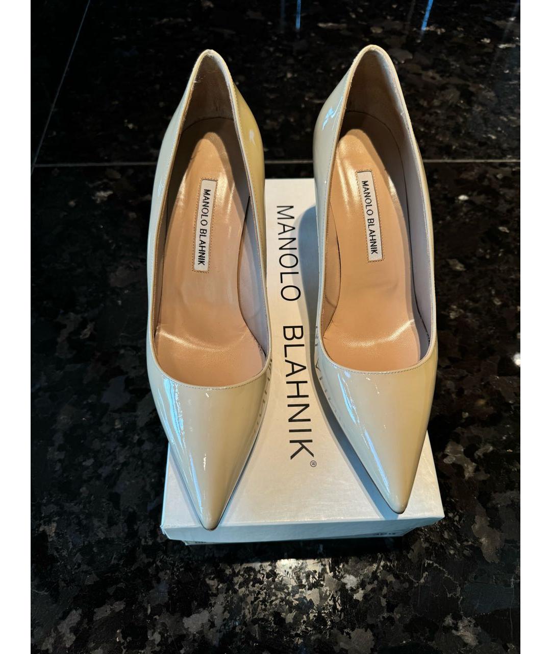 MANOLO BLAHNIK Бежевые лодочки на низком каблуке из лакированной кожи, фото 2