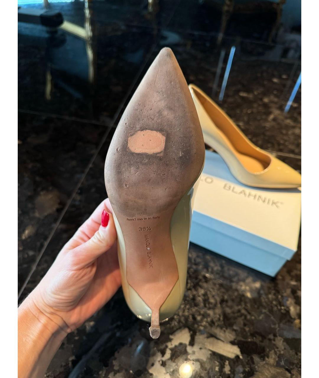 MANOLO BLAHNIK Бежевые лодочки на низком каблуке из лакированной кожи, фото 4