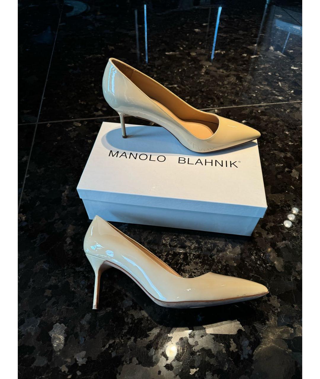 MANOLO BLAHNIK Бежевые лодочки на низком каблуке из лакированной кожи, фото 6