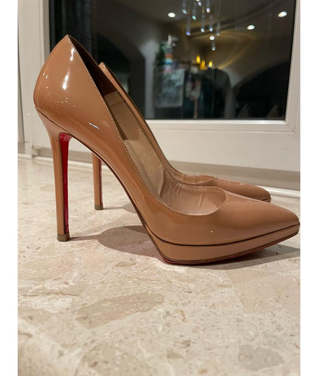 CHRISTIAN LOUBOUTIN Бежевые туфли из лакированной кожи, фото 5