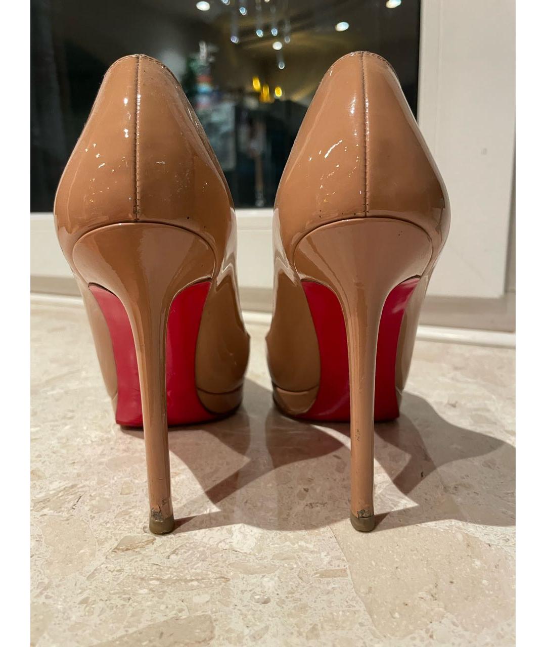 CHRISTIAN LOUBOUTIN Бежевые туфли из лакированной кожи, фото 4