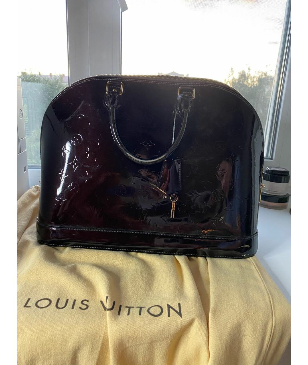 LOUIS VUITTON PRE-OWNED Бордовая сумка с короткими ручками из лакированной кожи, фото 8