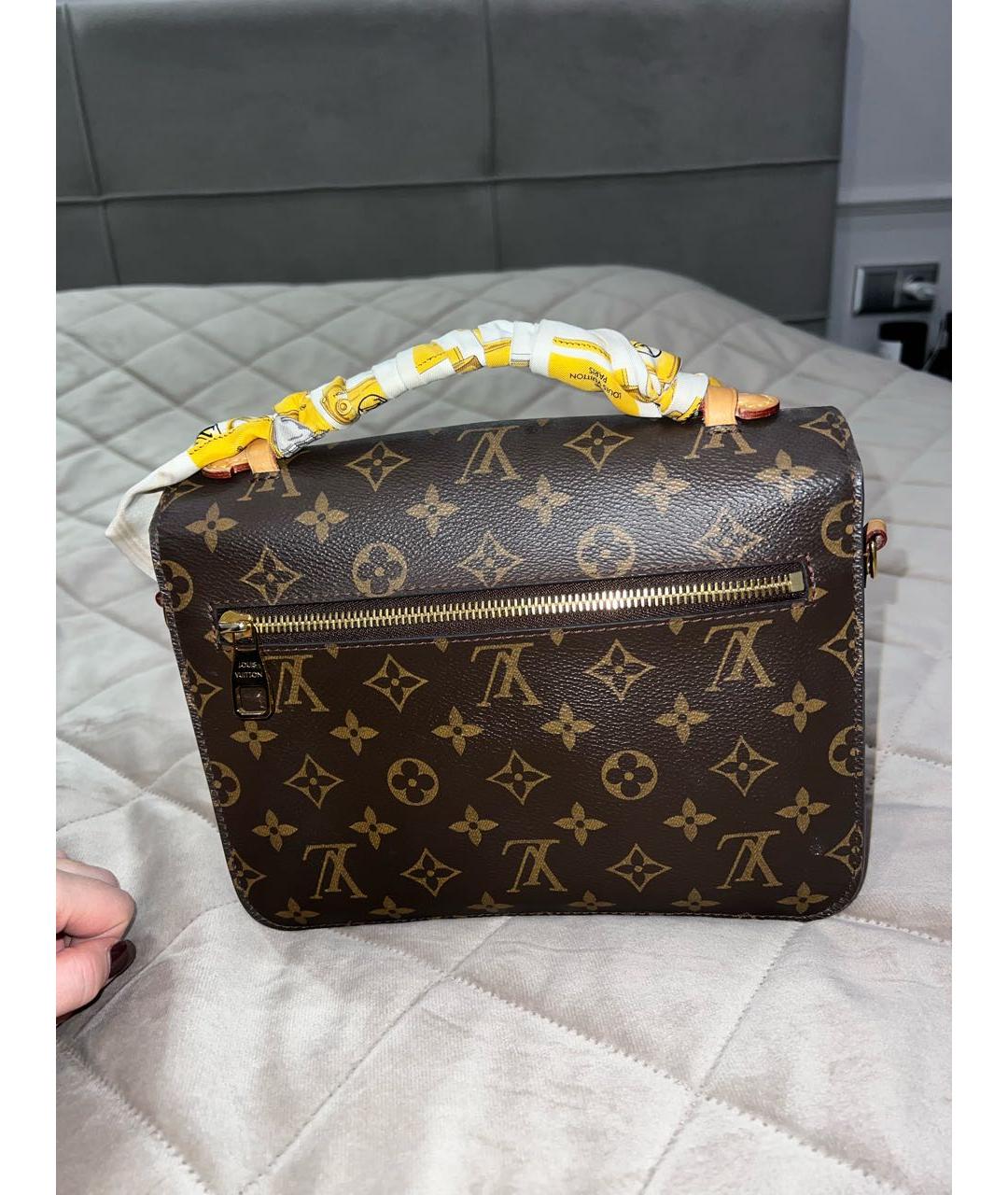 LOUIS VUITTON Коричневая сумка с короткими ручками из искусственной кожи, фото 3