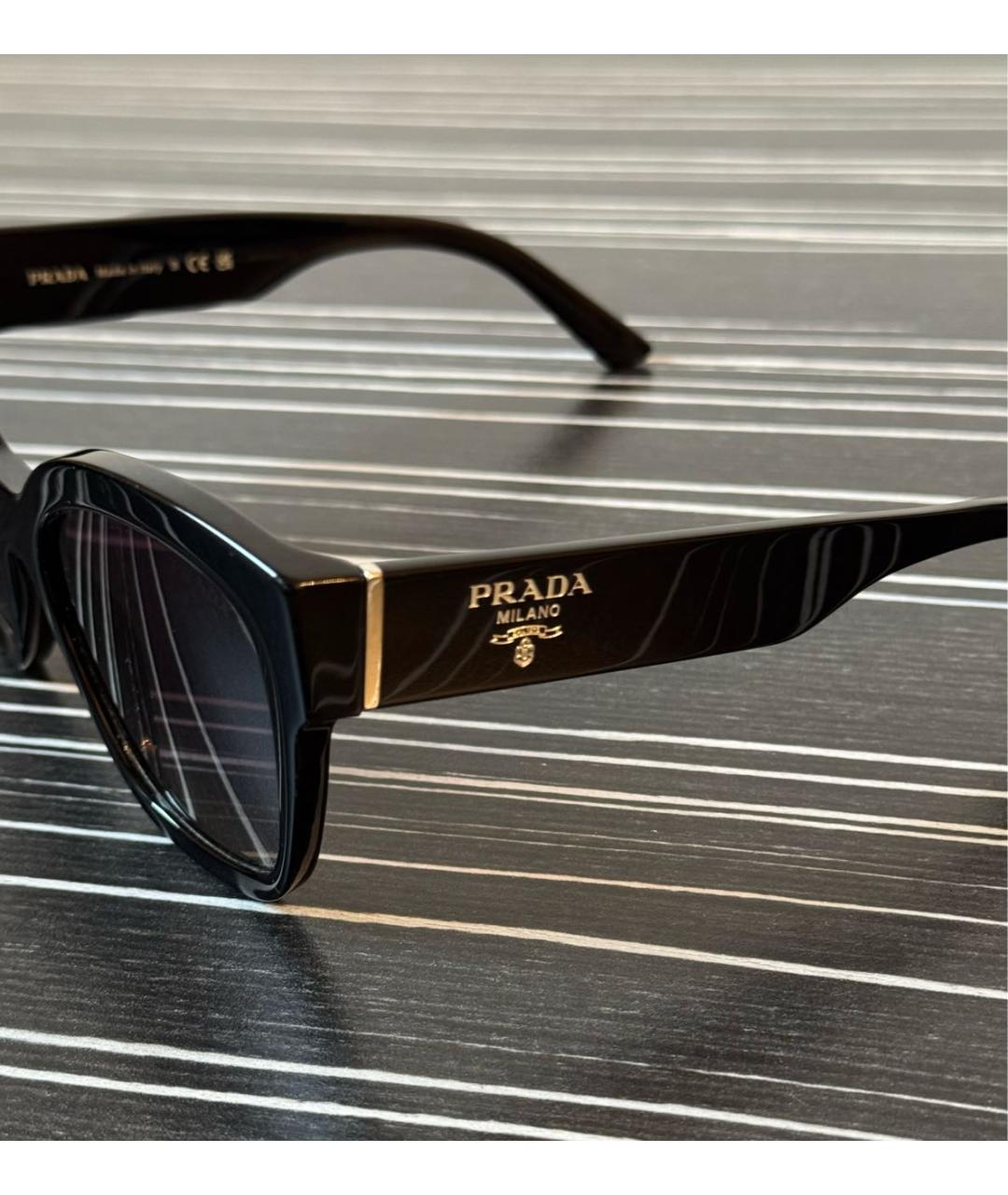 PRADA Черные пластиковые солнцезащитные очки, фото 3