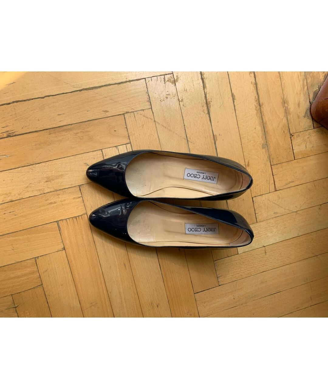 JIMMY CHOO Темно-синие лодочки на низком каблуке из лакированной кожи, фото 2