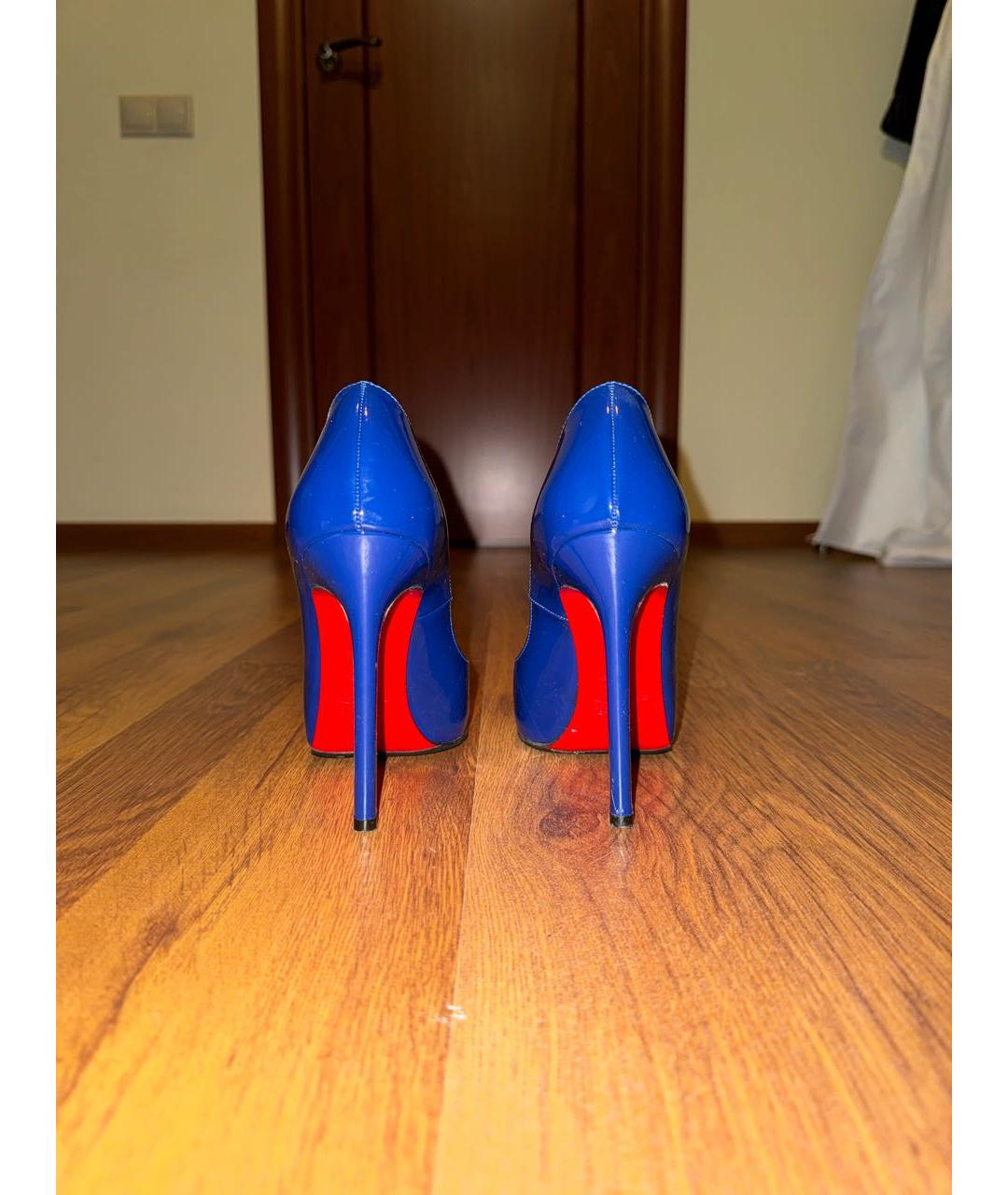 CHRISTIAN LOUBOUTIN Синие босоножки из лакированной кожи, фото 3