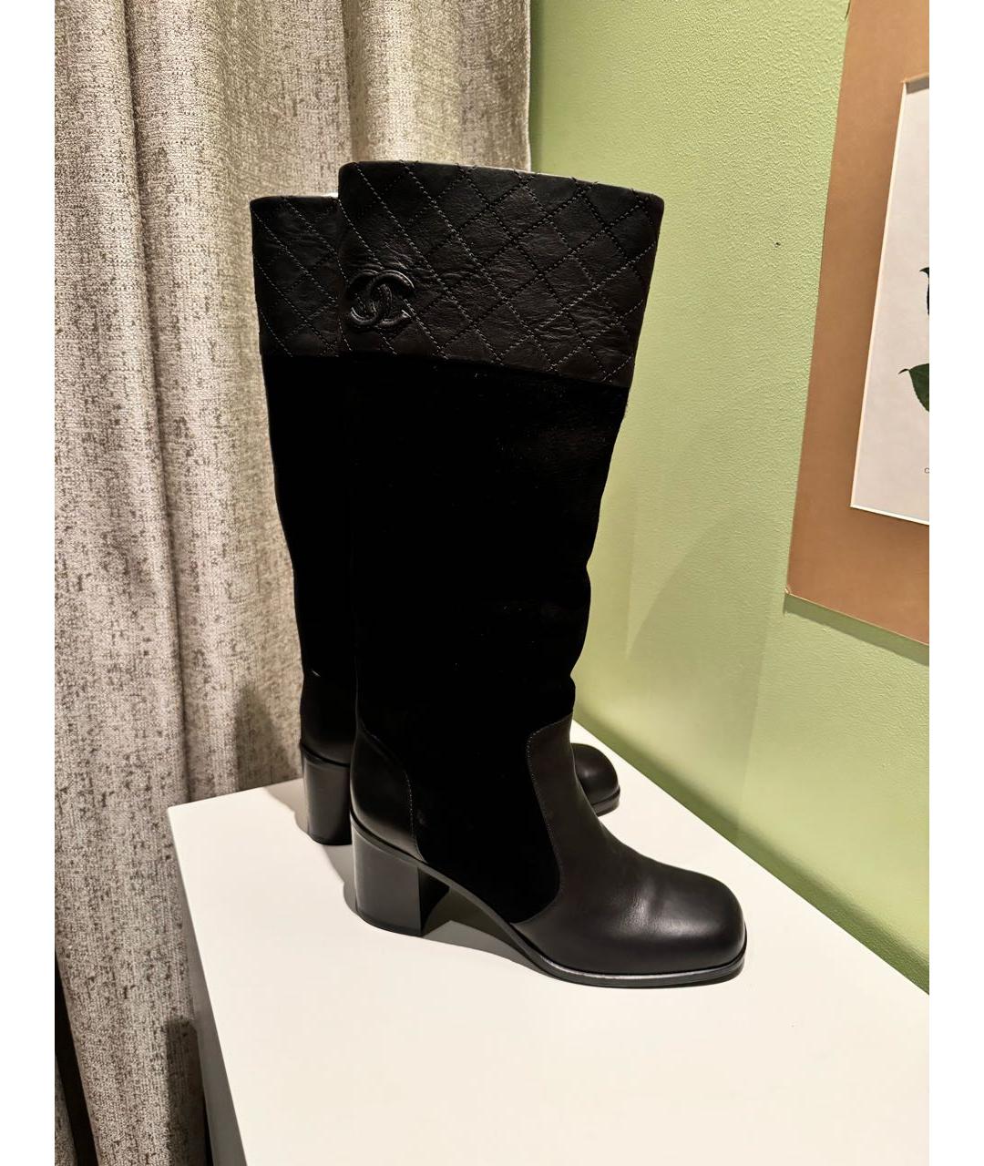 CHANEL Черные замшевые сапоги, фото 2